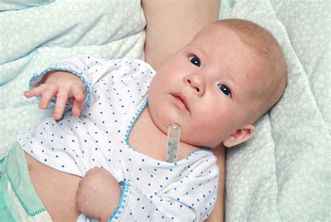 Massage til forstoppelse hos spædbørn: Masser svampen hos en nyfødt