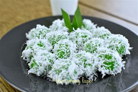 Cemilan ini umumnya berbentuk bulat dengan taburan wijen. Kuih Onde Onde/Buah Melaka/Kue Klepon Sedap - Buat Orang Lapo