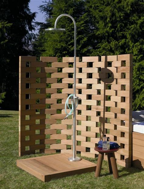 Gartendusche Bauen Holz Bloecke Sichtschutz Idee Hocker Regenduschkopf