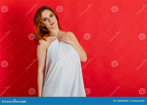 Seksowna Naga Kobieta Na Czerwonym Tle Pozaziemski Opieka Kobiet Zdrowie Seksowny Zdjęcie Stock