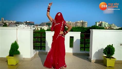 Cute Haryanvi Bhabhi Dance In Roof On Bahu Batase Si Song Full Music With Veil Mohalla Hua Fan