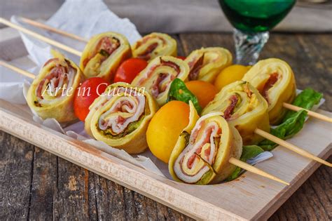 Di solito sono accompagnati da gustosi drink, alcolici e non, come prosecco, succo di frutta o cocktail di vario genere. SPIEDINI DI CREPES CON ZUCCHINE veloci e sfiziosi, ricetta ...