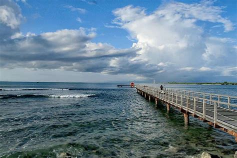 Karang bolong atau batu bolong di sebuah pantai sepertinya sedang menjadi buruan para pecandu pantai. Telepon Pantai Karang Bolong / Pesona Pulau Nusakambangan ...