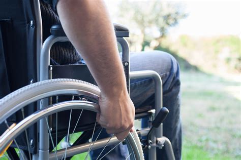 La esclerosis lateral amiotrófica o ela, es una enfermedad de las neuronas en el cerebro, el tronco cerebral y la médula espinal que controlan el movimiento de los músculos voluntarios. ELA, la enfermedad debilitante, progresiva y mortal que ...