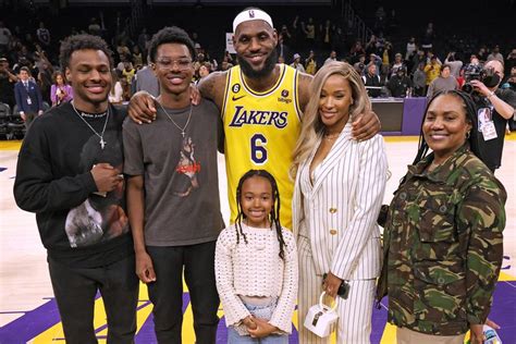 Lebron James Poses With Kids After Breaking Nba Scoring Record Photo