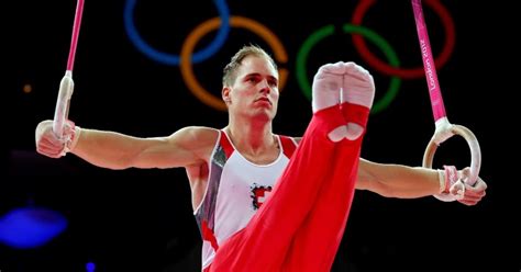 Artistic gymnastics is a discipline of gymnastics in which athletes perform short routines on different apparatuses, with less time for vaulting. ginástica ♥: Argolas