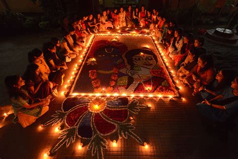 Diwali 2018 The Most Beautiful Pictures From India S Festival Of Lights Hellogiggles