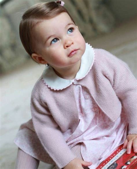 Família Real Britânica Divulga Novas Fotos Da Princesa Charlotte