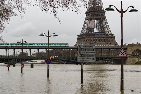Louvre Closes Basement As Rising Seine Floods Paris