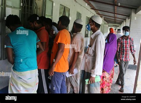 Golden handshake hi-res stock photography and images - Alamy