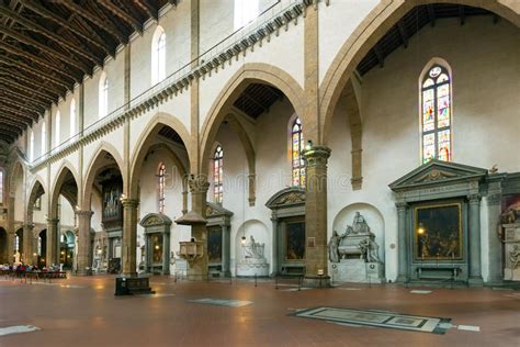 All'interno un'atmosfera antica, improvvisa e inaspettata: L'interno Della Basilica Di Santa Croce A Firenze Immagine Stock - Immagine di eredità, interno ...