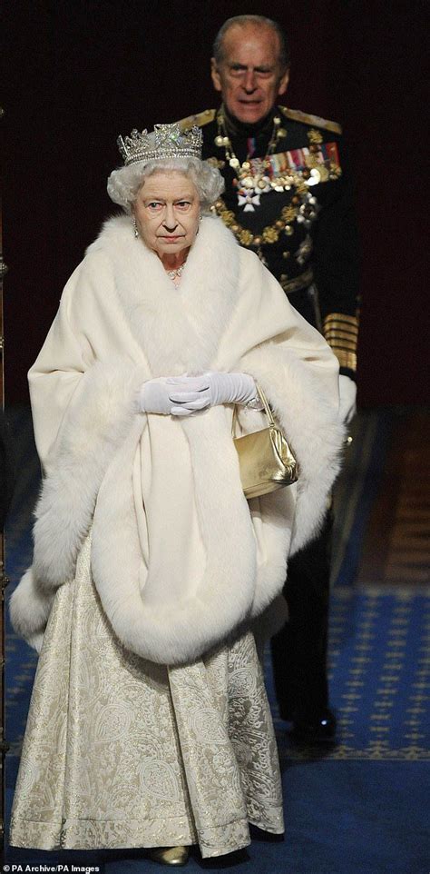 Queen Elizabeth Ii Wont Buy Outfits Containing Real Fur Says Palace