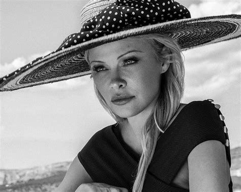 The outspoken activist talks about the wikileaks founder on the view in her first tv interview since visiting him in may.subscribe to our youtube channel. Pamela Anderson dévoile la séance d'épilation d'Adil Rami