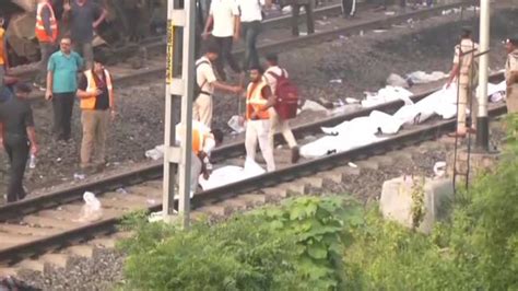 Rescuers Pull Out Bodies Hours After India Train Crash Daily Telegraph