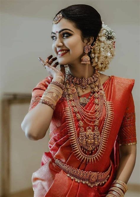 Pin By Ceraiin On Tʜᴇ ᴡᴇᴅᴅᴛᴀʟᴇ Best Indian Wedding Dresses Indian Bride Poses Bridal Sarees