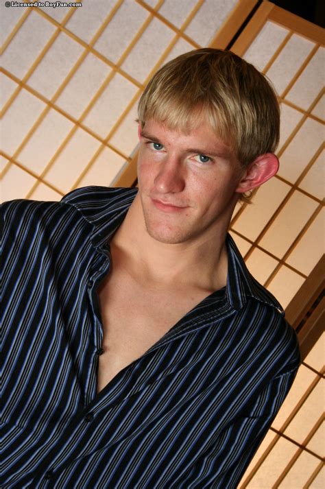 Flirtatious Blond Twink Seth Tyler With Playful Eyes Strips For Your Enjoyment
