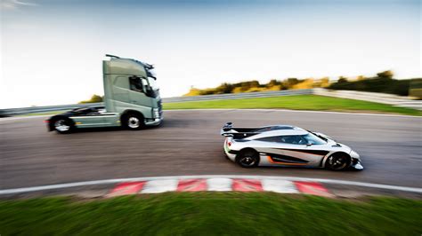 Vídeo Un Camión Volvo Vs Koenigsegg One1 Autobildes