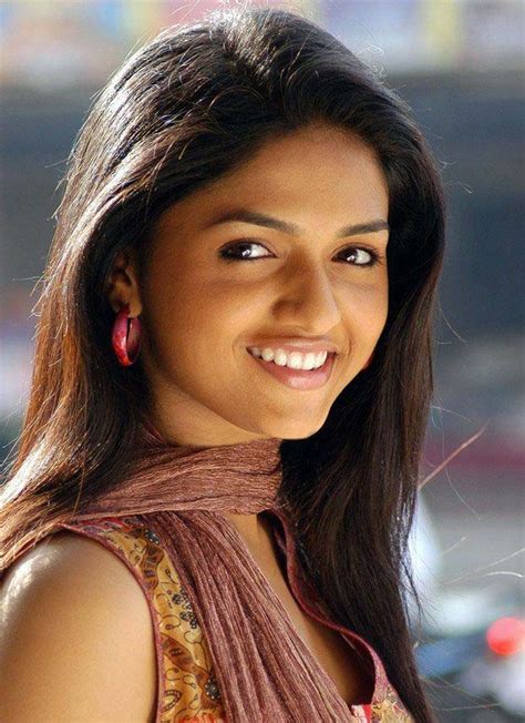 Tamil Actress Sunaina Photo Gallery Movies Videos Online