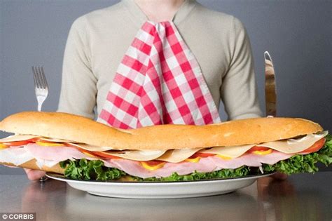 Steamed zucchini (1 g) contain(s) 20 milligram(s) of sugar, 10 milligram(s) of protein, 0 grams of fat, 10 milligram(s) of fiber and 30 milligram(s) of carbohydrate. Want To Lose Weight? Research Says 'Buy a SMALLER Plate'!