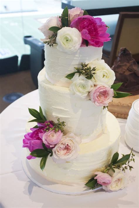 Gorgeous Cake With Real Flowers Round Wedding Cakes Fresh Flower Cake Beautiful Cakes