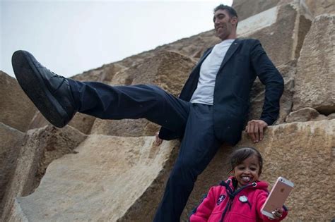 Worlds Tallest Man Meets Worlds Shortest Woman The Straits Times