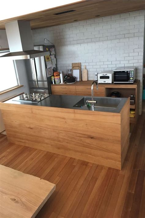 Yooxygenはサステナブルなファッションに捧げられたエリアです。 社会・環境面でポジティブな影響を生むブランドのアイテムを通じて、変化を導きましょう。 be cool, be conscious! Yさんのくるみ材とステンレスバイブレーション仕上げの ...