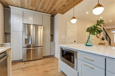 On average, a kitchen remodel costs $100 to $250 per square foot.most homeowners spend between $12,800 and $21,200, with an average cost of $16,600 or $150 per square foot.the total price depends on the size of the space, the quality of materials, and whether or not that layout changes. How Much Does a 10x10 Kitchen Remodel Cost? Experts Reveal!