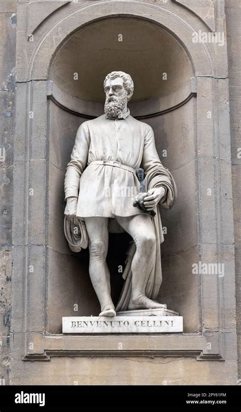 Florence Toscane Italie Statue De La Piazzale Degli Uffizi De Benvenuto Cellini 1500 1571