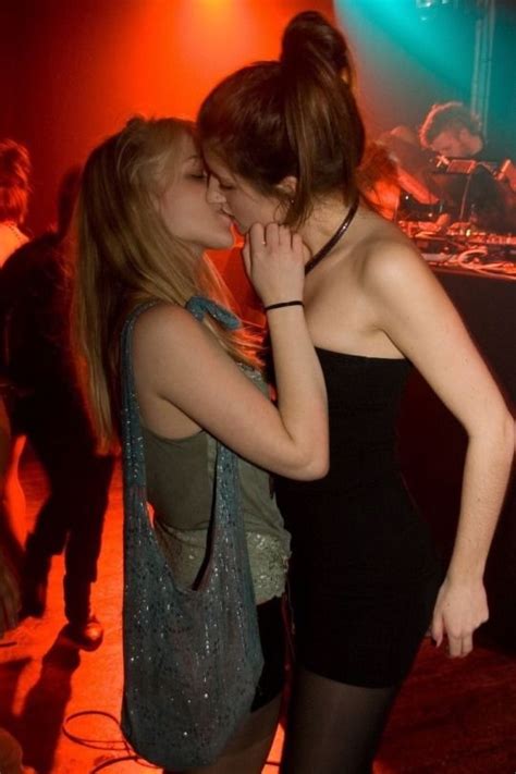 Lesbian Love Lesbian Couples Girls In Love Lesbians Kissing