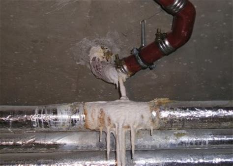 Entdeckt wurde das dadurch, dass eine wand feucht wurde und nach öffnen des estrich sah man dass der heizungsinstallateur beim verlegen einer heizung unter dem estrich die folie. WU- Beton