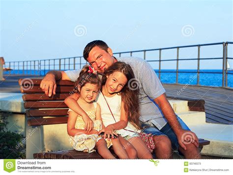 Padre E Hijas Que Juegan Junto En La Playa En La Puesta Del Sol Ha