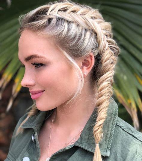 Her hair is in an everyday style that will look fab on anyone with long hair. 15 Quick and Easy Hairstyles for Long Hair | Easy ...