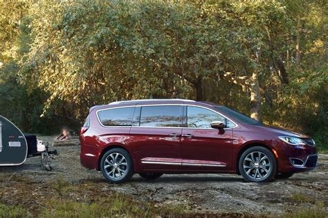 Chrysler Pacifica 2019 Vs Dodge Grand Caravan 2019 à Brossard Rive