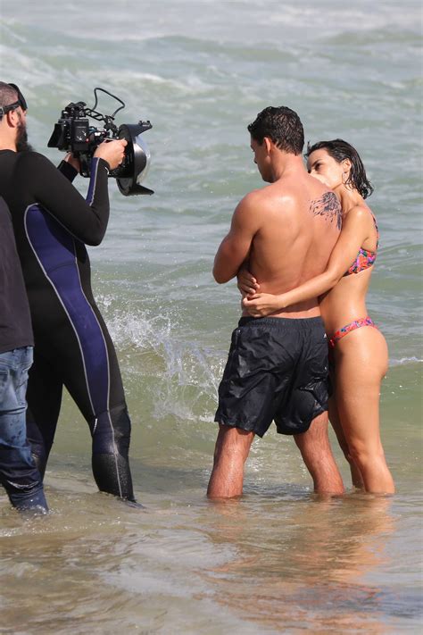 Cau Reymond E Andreia Horta Gravam Cenas De Romance Na Praia