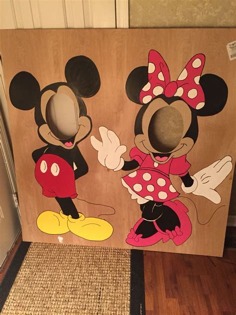Mickey And Minnie Face In Hole Handmade Laneyturns1