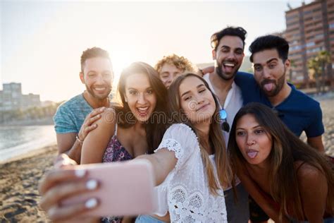 Groupe D Amis Prenant Le Selfie Sur La Plage Image Stock Image Du