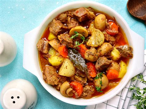 Συνταγή για μοσχάρι κοκκινιστό με πατάτες και λαχανικά