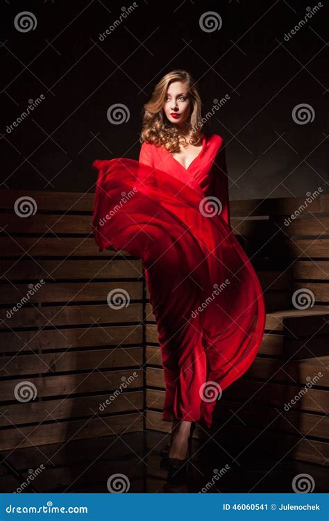 Mooie Sensuele Vrouw In Lange Manier Rode Kleding Stock Afbeelding Image Of Mensen