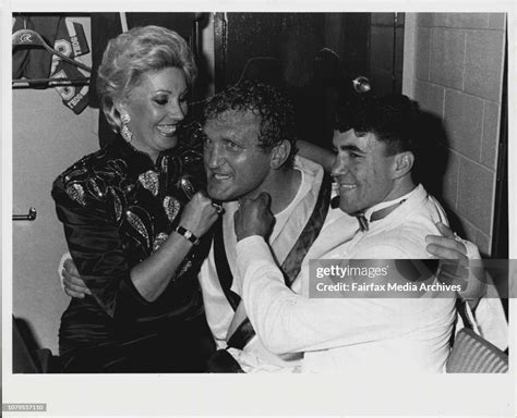 Joe Bugner Left Jeff Fenech And Wife Marlene Plant One On His Chin News Photo Getty Images
