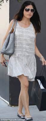 Newly Single Selma Blair Shows Off Some Serious Side Boob As She Hits The Shops Daily Mail Online