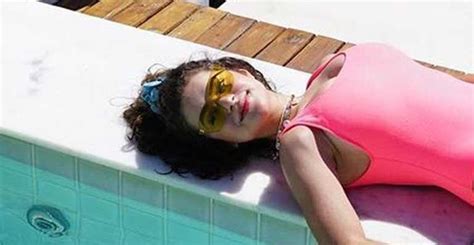 Maisa Silva aparece pleníssima em fotos na piscina