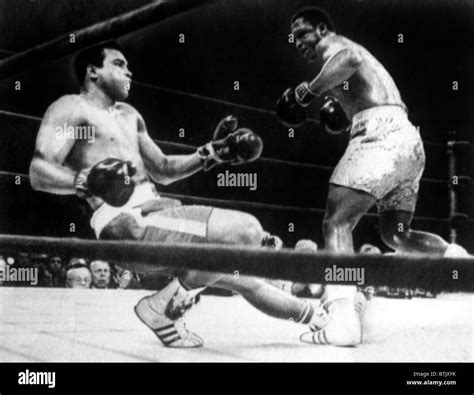 Muhammad Ali derribado por Joe Frazier en su primera pelea por el título en el Madison Square