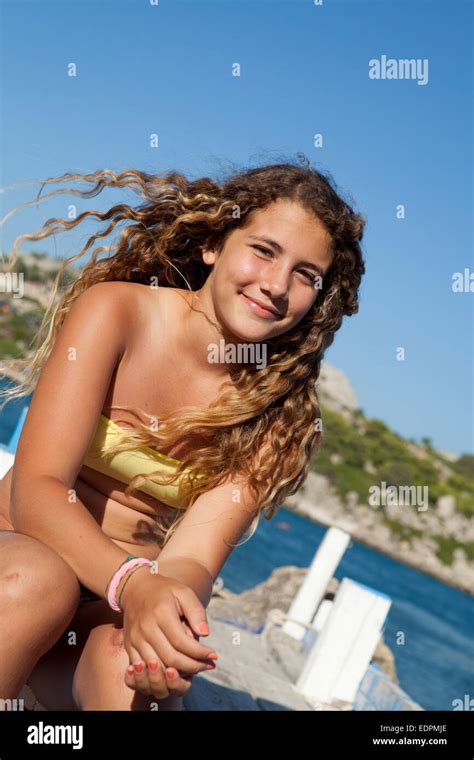 Schöne Teenager Mädchen Mit Langen Lockigen Blonden Haaren Am Meer Stockfotografie Alamy