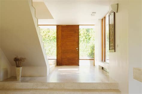 Here's how to reclaim your entryway in nine easy steps. How To Decorate A Living Room With No Entryway - Home ...
