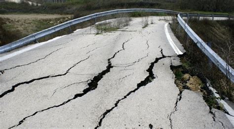An earthquake is the result of a sudden release of stored energy in the earth's crust that creates seismic waves. كيف تهتز الأرض ويصير الزلزال ؟ - شبكة ابو نواف