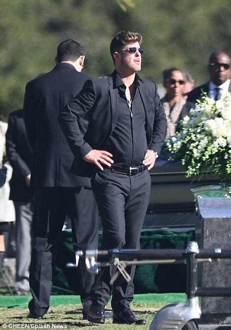 Robin Thicke Overcome With Emotion At Father Alan Thicke S Funeral In Santa Barbara Daily Mail