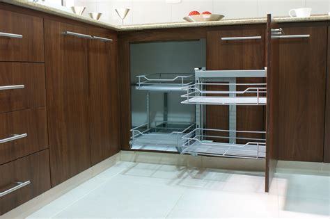 También aquí aparecen muebles de cocina de lo más modernos, en este caso con acabado en arriba podemos ver cómo el espacio de la esquina queda aprovechado además por un mueble diseño de cocina en ele con muebles de madera. Cocina - Entrepuentes. Mueble inferior con herraje ...