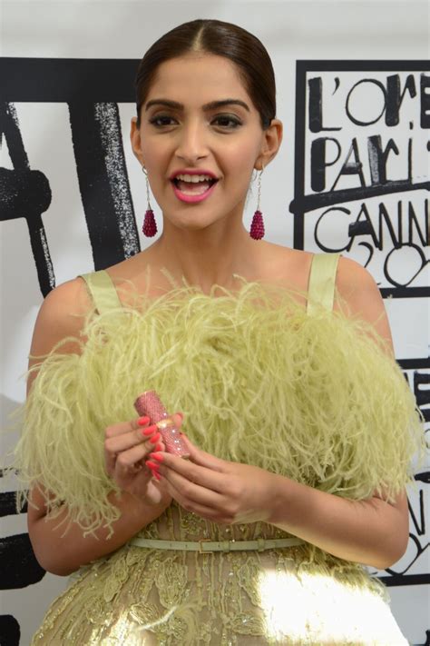 Vidéo Sonam Kapoor Au Corner L Oréal Paris à L Hôtel Martinez Cannes Le 18 Mai 2015