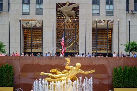 Gouden Prometheus Standbeeld In Lager Plein Met Rockefeller Centrumen