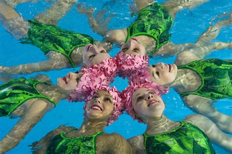 What does συγχρονισμένη κολύμβηση (synchronisméni kolýmvisi) mean in greek? Συγχρονισμένη κολύμβηση στοκ εικόνες. εικόνα από teamwork ...